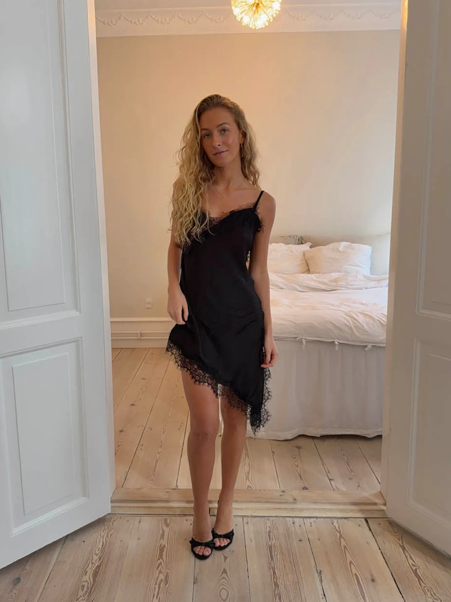 Sheyla asymmetrisk satinkjole med blonder - Sort