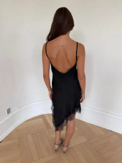 Sheyla asymmetrisk satinkjole med blonder - Sort