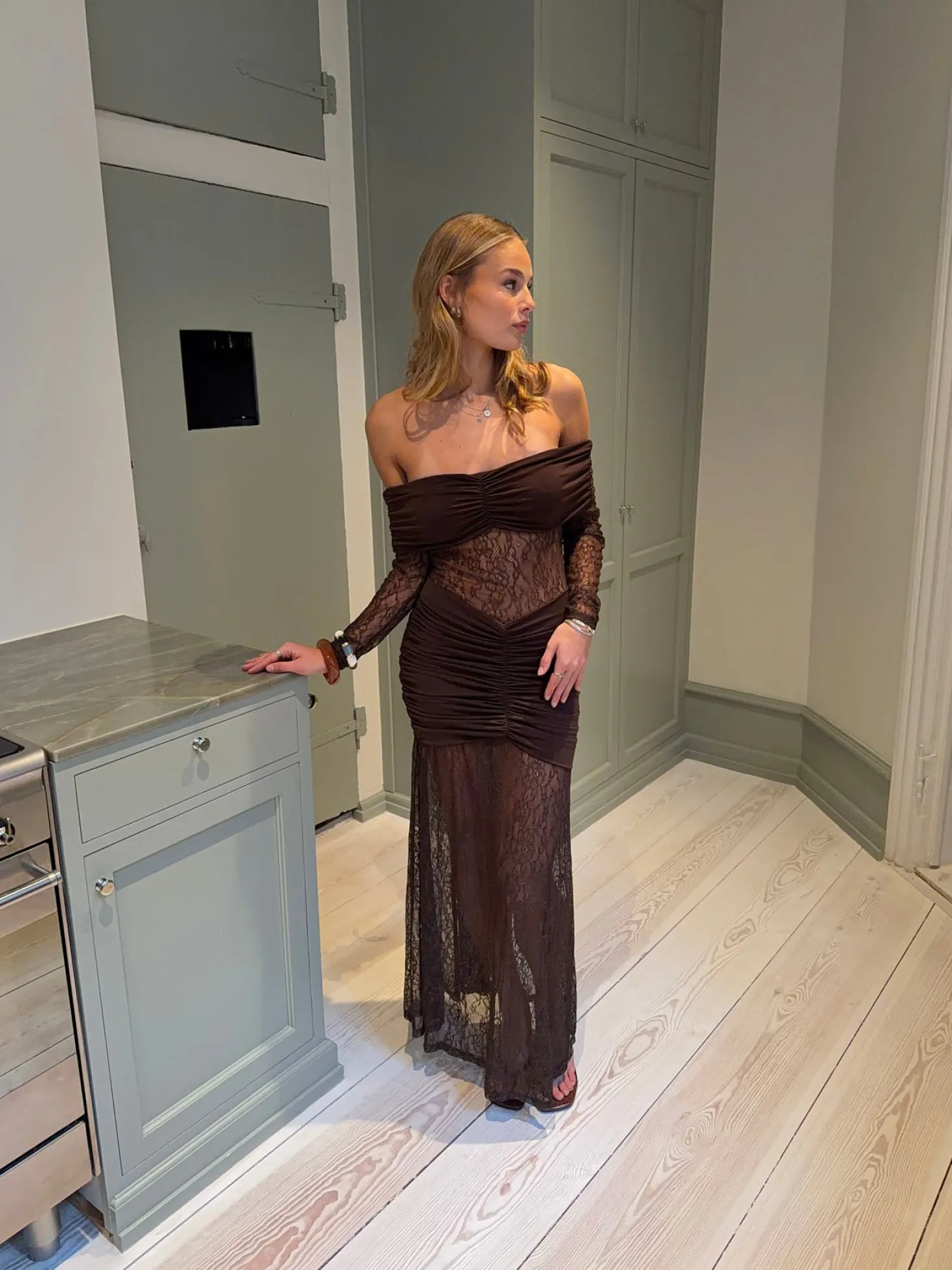 Silje off shoulder kjole med blonder - Brun