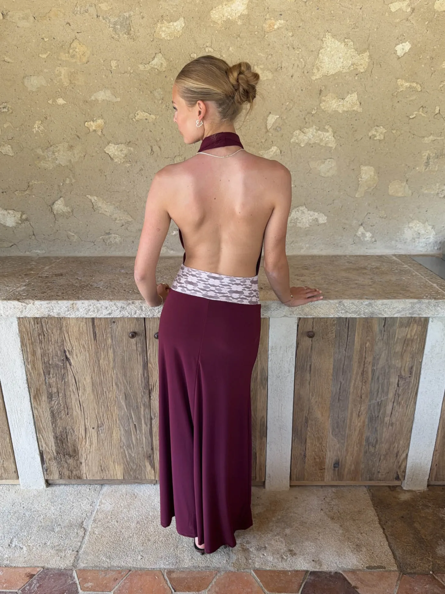 Skyla maxikjole med åben ryg - Bordeaux/pink