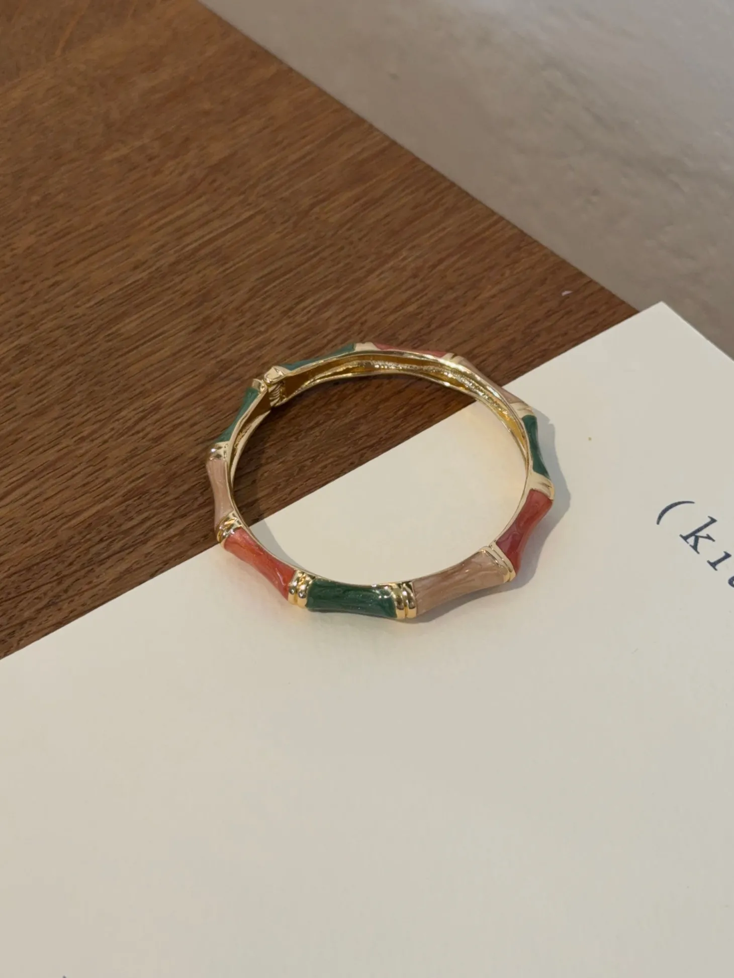 Sola armbånd med striber - Grøn/off white/brun/guld