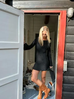 Solange glitterkjole med åben ryg - Sort