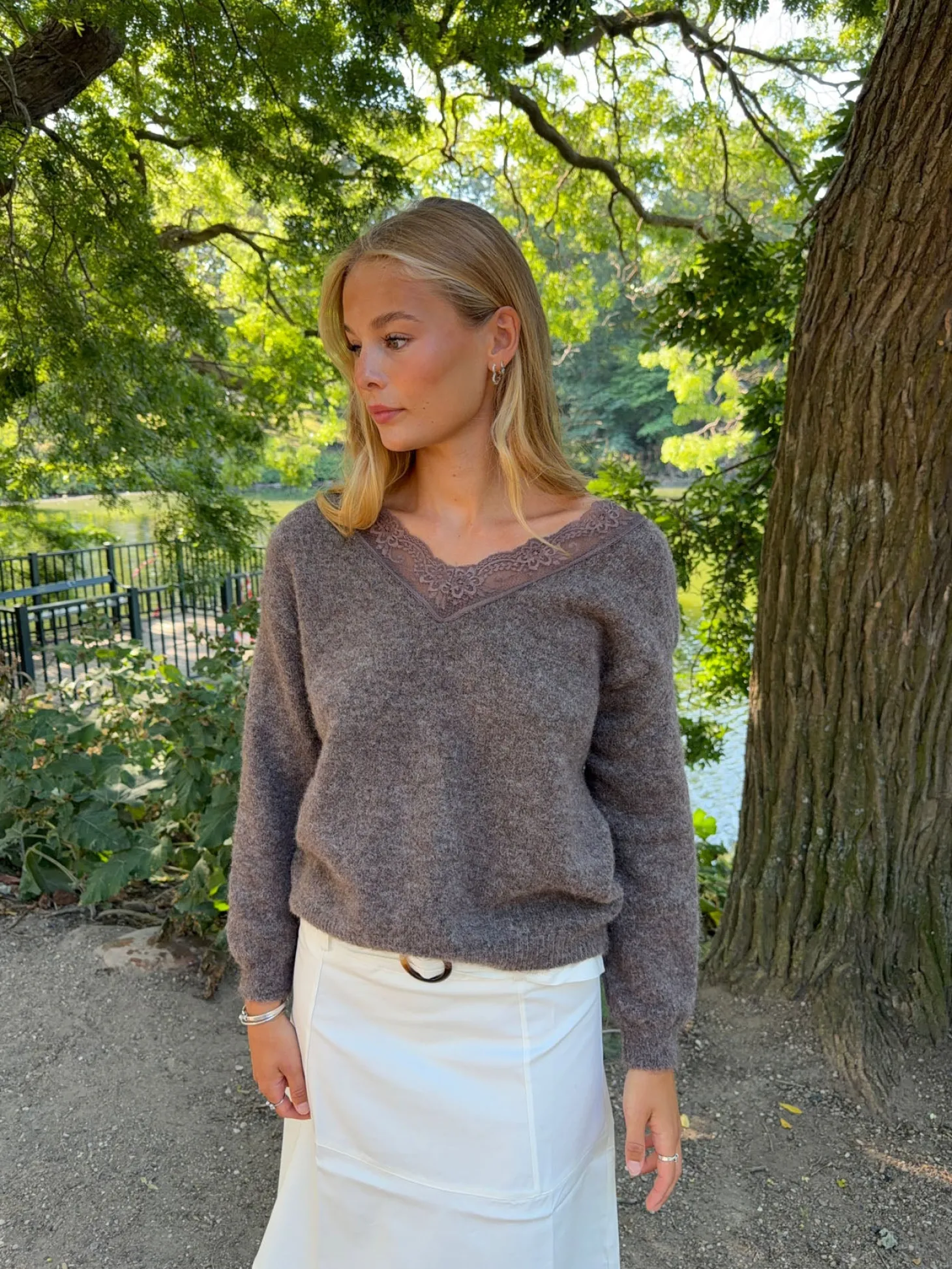Stina striktrøje med blonder - Brun