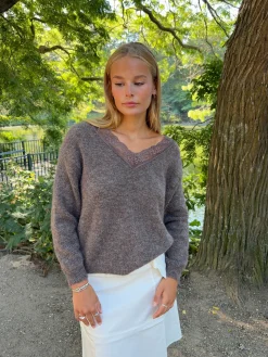Stina striktrøje med blonder - Brun