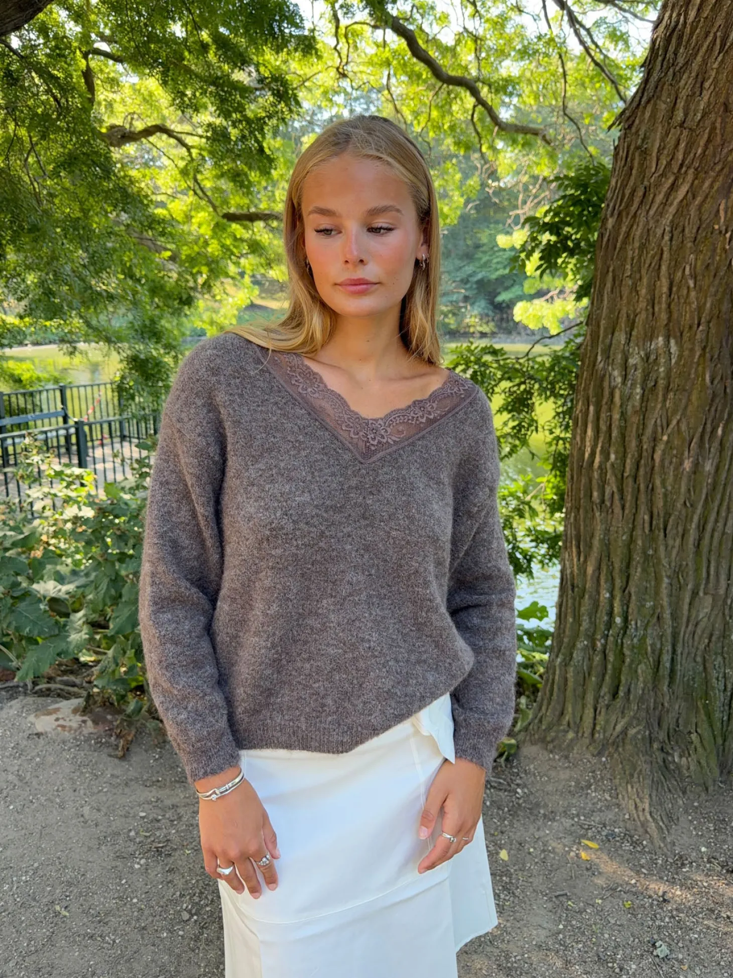 Stina striktrøje med blonder - Brun