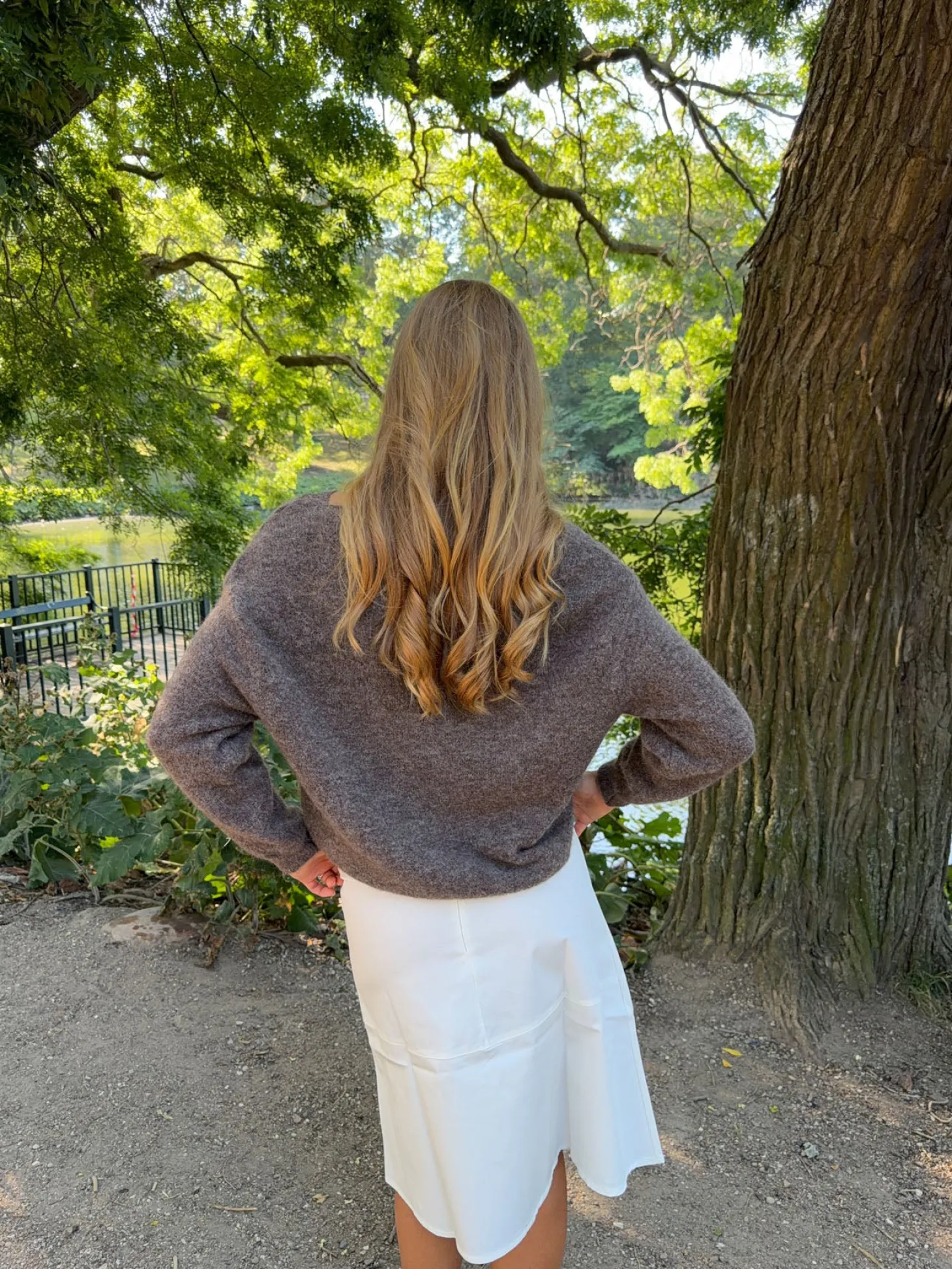 Stina striktrøje med blonder - Brun