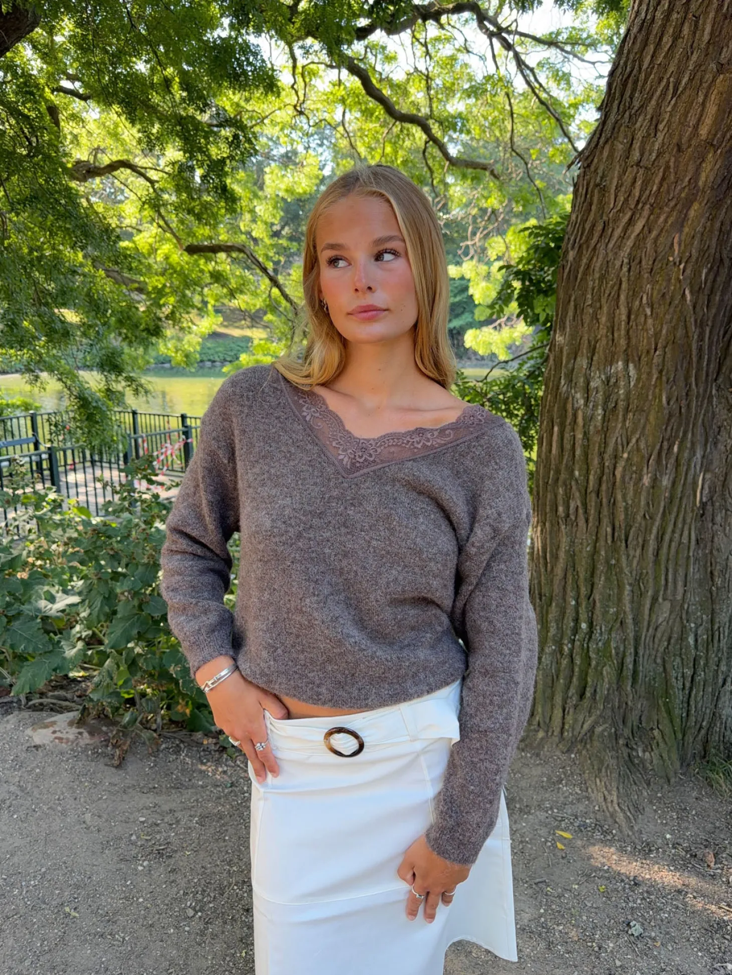 Stina striktrøje med blonder - Brun