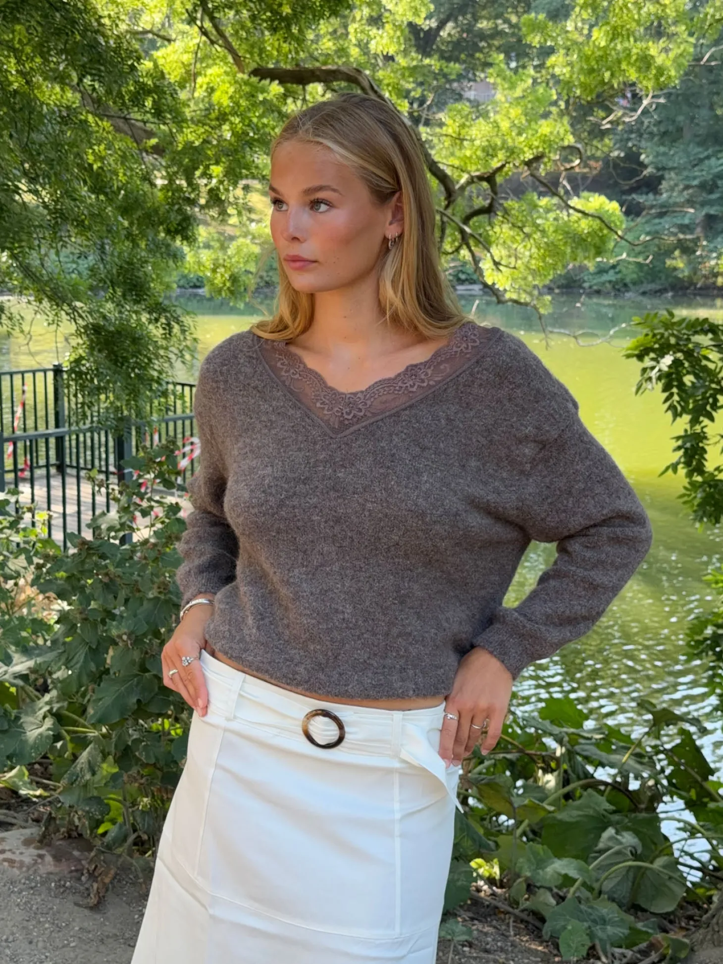 Stina striktrøje med blonder - Brun