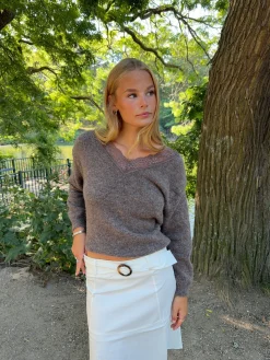 Stina striktrøje med blonder - Brun