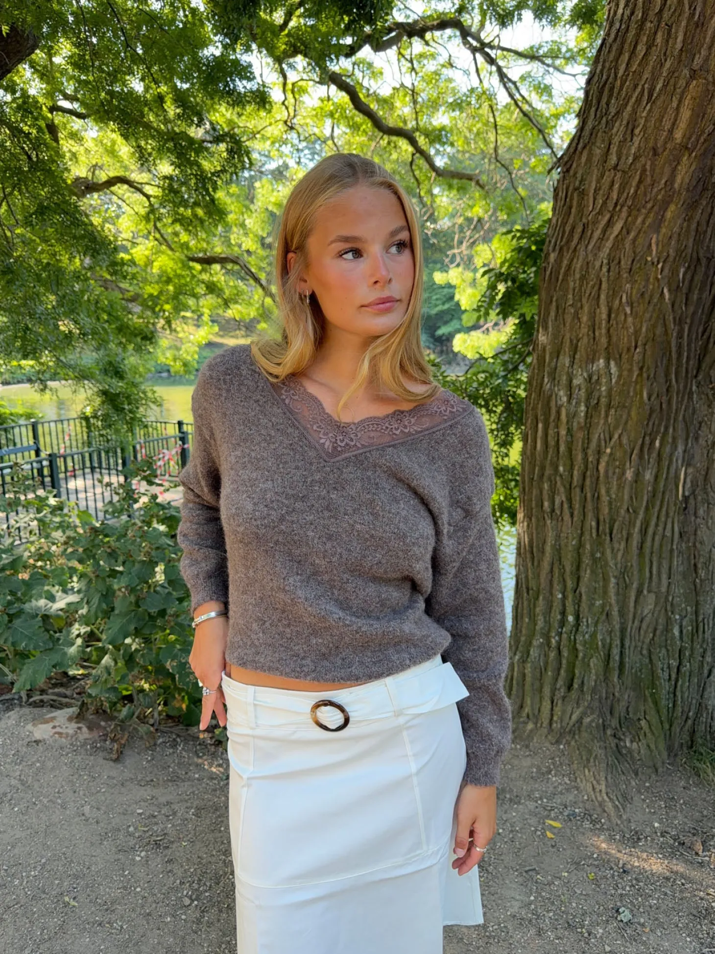 Stina striktrøje med blonder - Brun