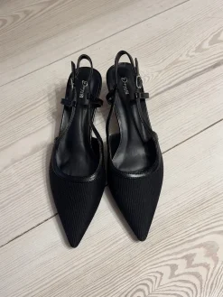 Suzanne slingback hæle med detaljer - Sort
