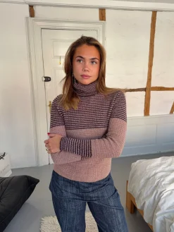 Swela striktrøje med turtleneck - Mørkebrun/lyserød