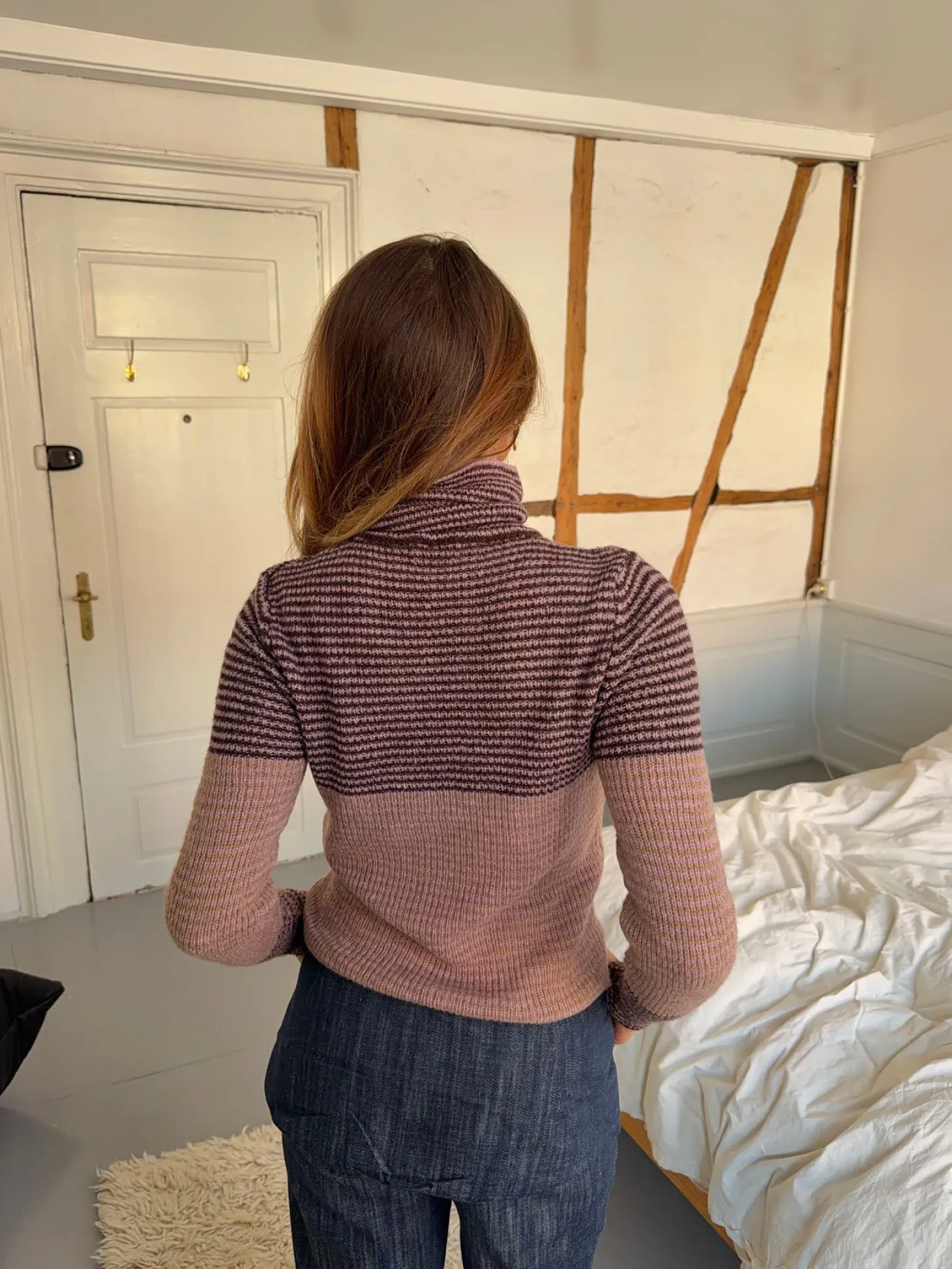 Swela striktrøje med turtleneck - Mørkebrun/lyserød