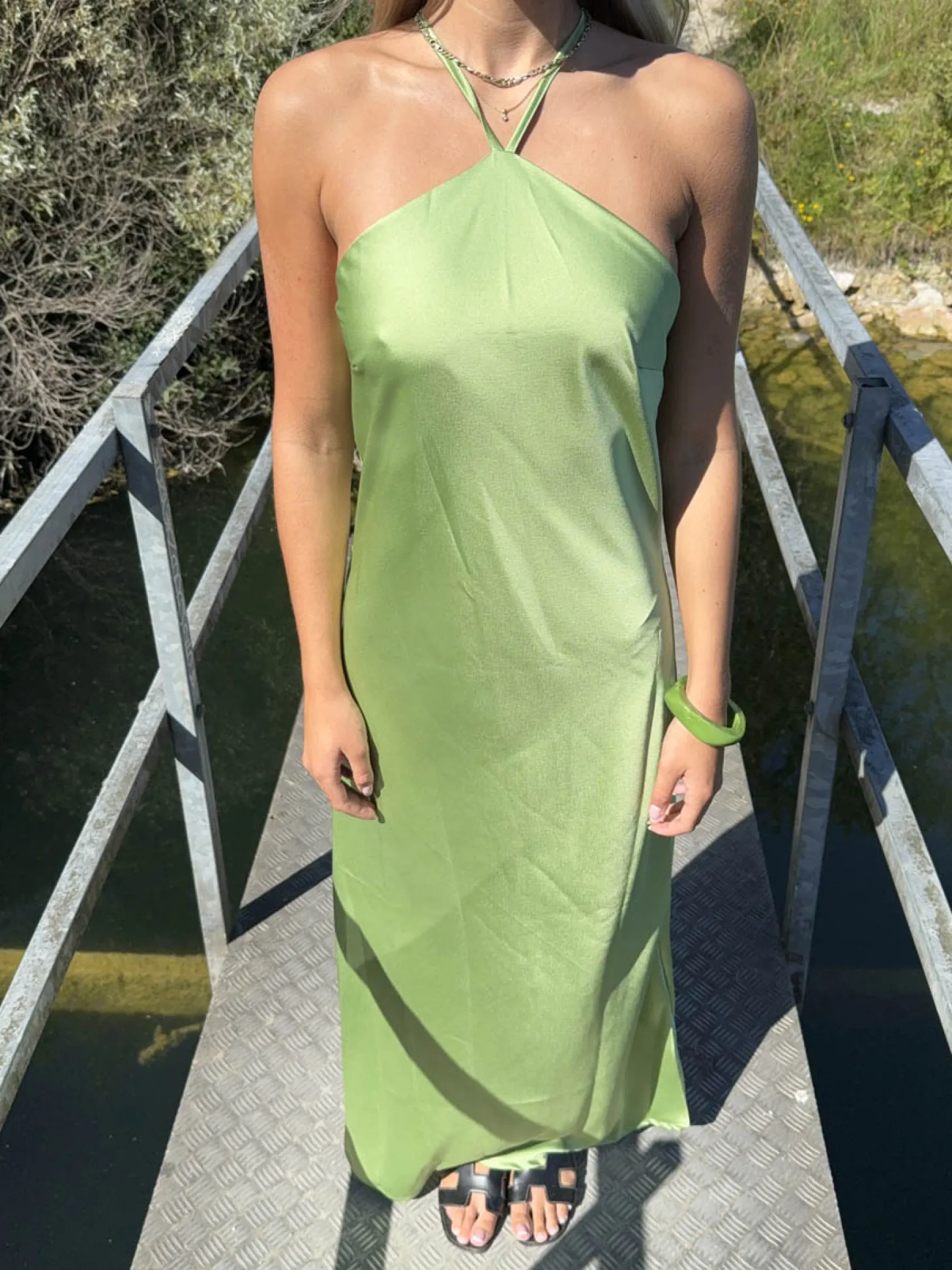 Talia halterneck kjole i satin - Grøn