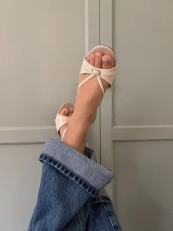 Teleo minihæle med spændedetalje - Beige