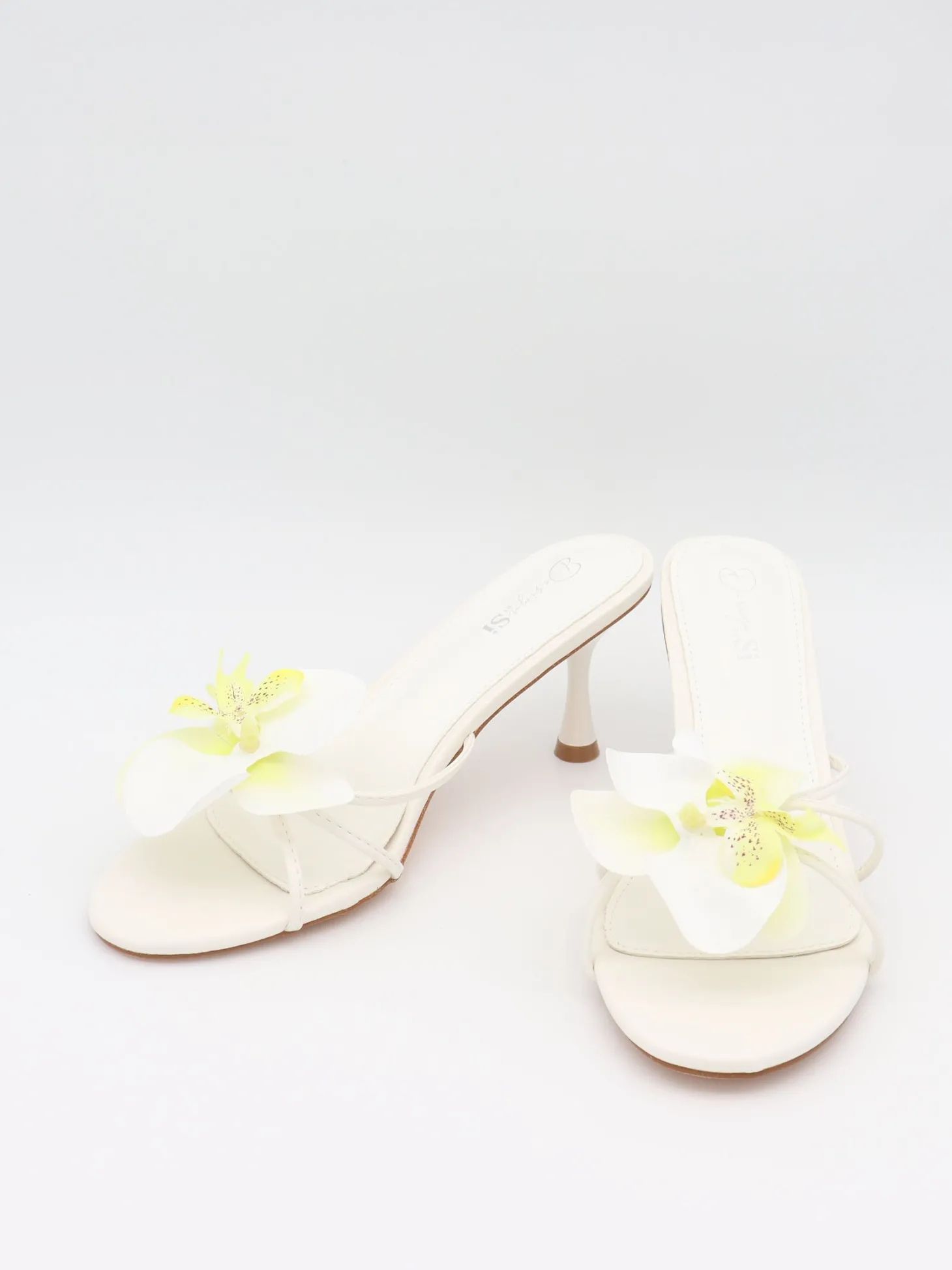 Thaline stiletter med blomsterdetalje - Hvid