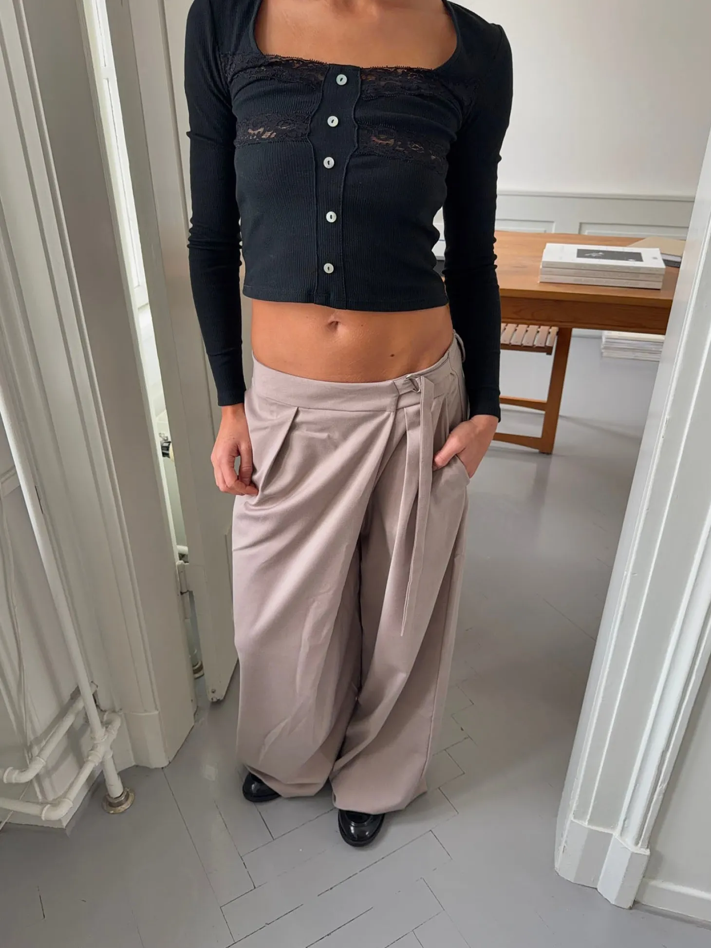 Trina suitbukser med spændedetalje - Beige