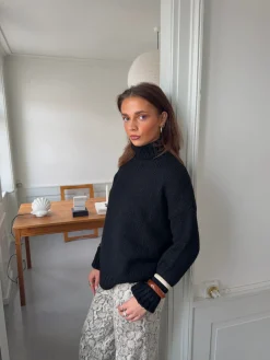 Valdamara oversized striktrøje med turtleneck - Sort