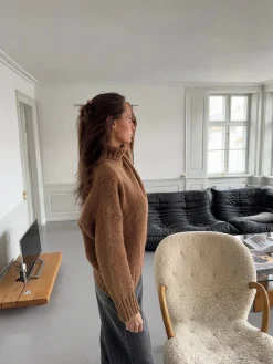 Valdamara oversized striktrøje med turtleneck - Brun