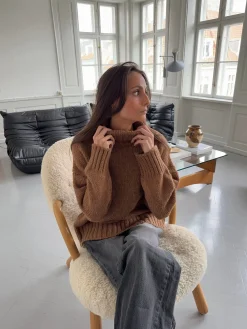 Valdamara oversized striktrøje med turtleneck - Brun