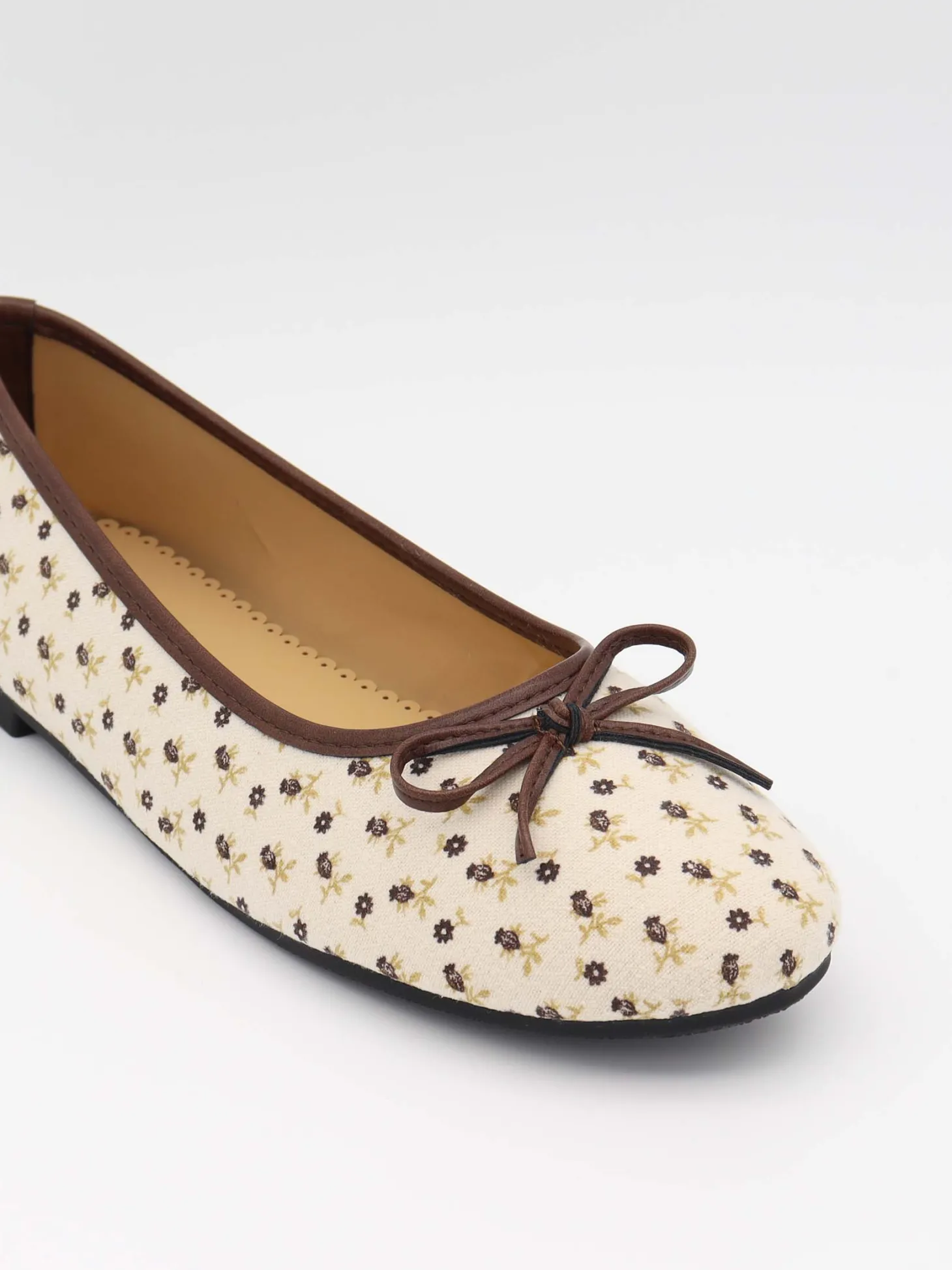 Zelia ballerina med blomster - Hvid/brun