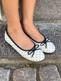 Zelia ballerina med polkaprikker - Hvid/sort